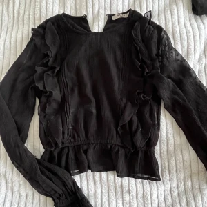 Svart volangblus från NA-KD - Supersnygg svart blus från NA-KD i storlek💗säljer då den inte kommer till användning längre, skriv för fler bilder💗