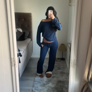 Sett Lågmidjade mjukis och topp - Original pris på hemsidan är topp: 349!!! Och byxorna: 349 i original pris men jag säljer den för mycket billigare tillsammans!!! Alltså tillsammans ordinarie pris kostar den  698 men jag säljer för 480kr ett sett ifrån NELLY Lågmidjade byxor i marinblått jätte fint med en mörkblå långärmad tröja med offshoulder-design och loose passform. Tröjan är croppad och har en avslappnad stil som passar perfekt till chill dagar. 
