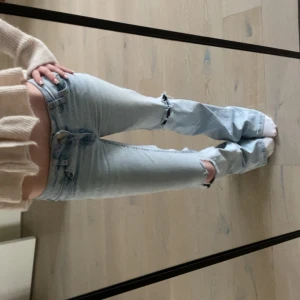 Lågmidjade Nelly jeans med hål - ”Low Waist Perfect Bootcut Jeans” lågmidjade blå jeans från Nelly orginalpris 700kr säljer pga de har blivit för stora för mig & kommer inte till användning. De har lite slitningar på baksidan & slutet av benen se sista bild. Storlek 36
