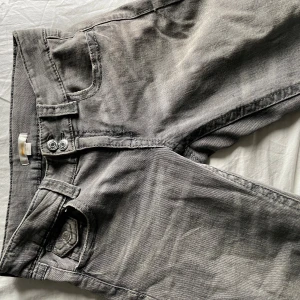 Grå lågmidjde jeans🩶 - Säljer lågmidjade jeans från Gina Young i storlek 170💕