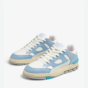 Axel Arigato Area Lo sneakers blå/vit - Snygga Area Lo sneakers från Axel Arigato i vitt och ljusblått. Storlek 40, säljer pga att de ej kommer till användning. Pris kan diskuteras vid snabb affär! 