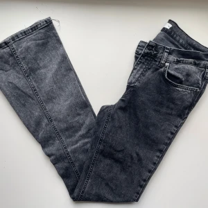 Grå Gina Tricot Jeans - Snygga grå bootcut jeans från Perfekt jeans, Gina Tricot. Köpta för några år sedan. Skriv om ni har frågor!!🩶