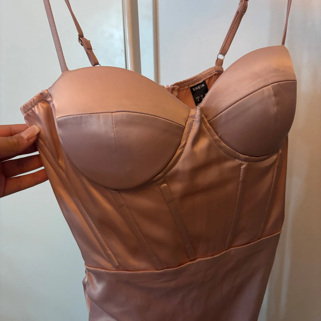 Champagnefärgad satin klänning från SHEIN - 1