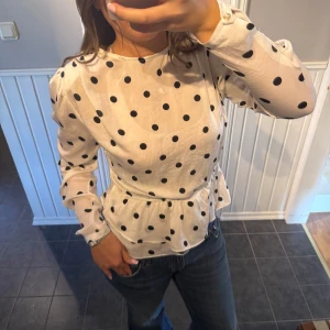 Blus  - Asssöt blus med små knappar och axelvaddar!!❣️