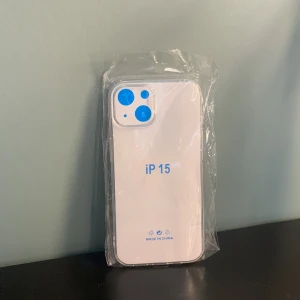 iPhone 15 skal - Ett helt nytt iPhone 15 skal. Säljer då den ej passar min mobil. (Köpte fel). O upp packad. Transaparent, genomskinligt. Skriv vid fundering. Pris går att diskutera vid snabb affär.