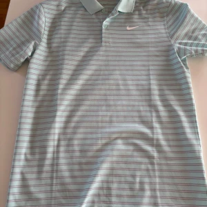 Golfpiké Nike - Golfpiké från nike, aldrig använd, storlek M men sitter mer som L                        