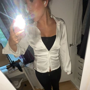 Vit silke skjorta med knappar - Snygg vit skjorta, långa ärmar💕 bra kvalitet, använt den 1 gång