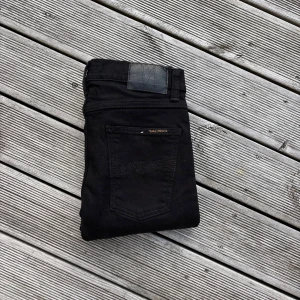 Nudie Jeans Lean Dean svart 30/32 - Svarta Nudie Jeans Lean Dean i modellen Dry Everblack. Slimmad passform med raka ben och klassisk femficksdesign. Tillverkade i 99% bomull och 1% elastan för en skön stretch. Perfekta svarta jeans för dig som gillar stilrena och tidlösa plagg. Kom gärna med frågor/offer🙌