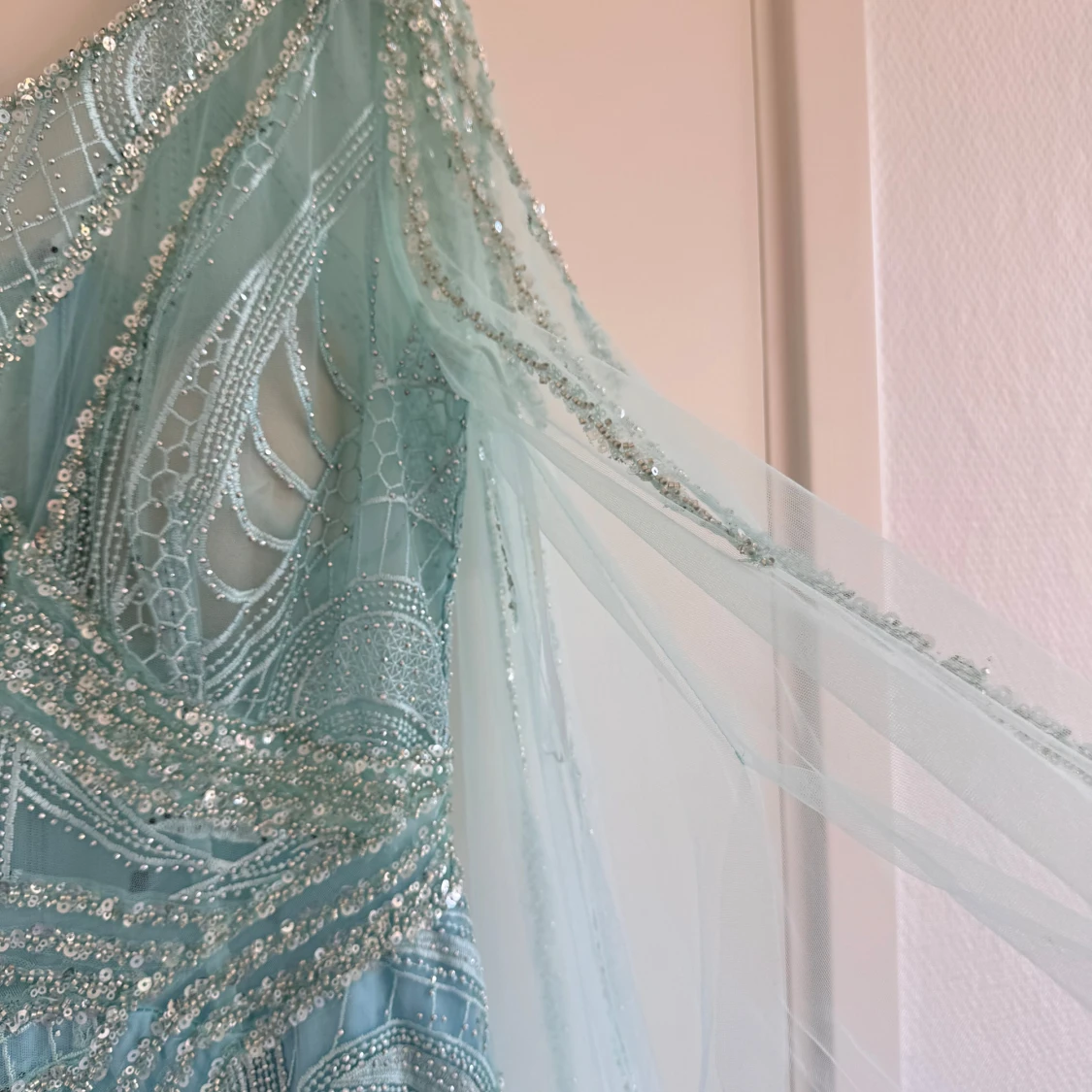 Ljusblå glittrig långklänning oneshoulder - 2