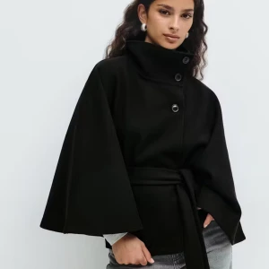 Belt cape jacket/ poncho Gina tricot  - Kolla intressset på denna slutsålda och eftertraktade jackan från Gina! Säljer endast vid bra bud eftersom den är eftertraktad och slut överallt! Prislapp och allt är kvar, ny skick. Tryck ej på köp nu knappen, överenskommelse gäller!