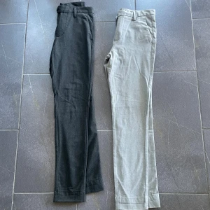 Två par slim kostymbyxor - Säljer två par kostymbyxor från Jack&jones, ett par i mörkgrått och ett i ljusgrått. Båda har raka ben och har aldrig använts.                                   Båda byxorna är Slim modell med storleken 32L , 28W.                                                                             Ett par 350 kr.  Båda paren 600 kr