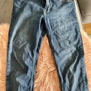 Blå jeans från Part Two - Klassiska blå jeans från Part Two i modellen Casual-Regular. Jeansen har raka ben, fem fickor och snygga kontrastsömmar. Materialet är slitstarkt denim i bomull och passformen är normal. 