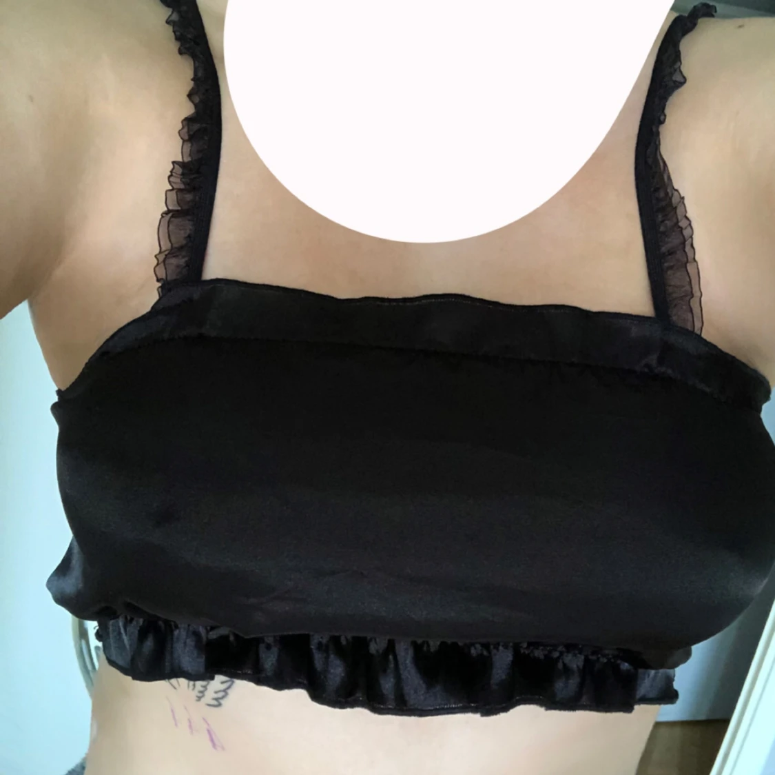 Svart satin  kort topp med volang - 3