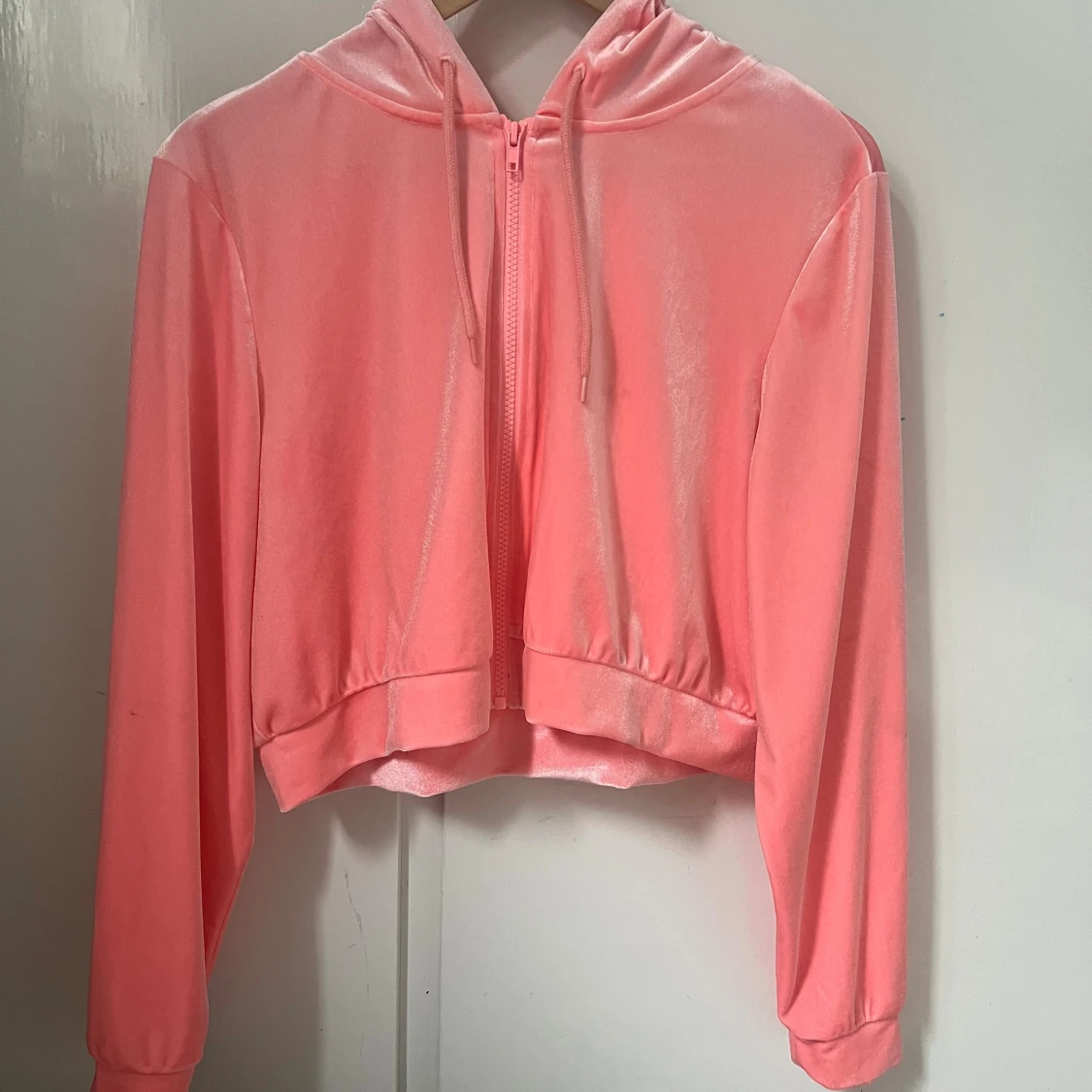 Rosa croppad hoodie från Monki