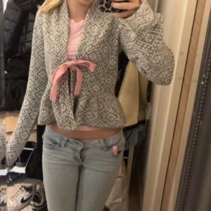 Stickad kofta/jacka  - Jättefin varm och skön stickad kofta som liknar odd Molly. Köptes på Nelly för 500. Använd en gång så i nyskick. Storlek xxs men skulle mer säga xs då den är lite stor i storlek. Långa armar. Skriv för mer bilder 💕