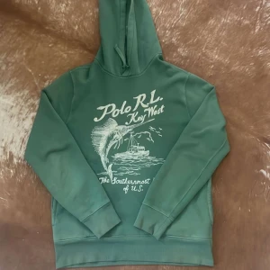 Eftertraktad RL Hoodie - Otroligt snygg och eftertraktad Ralph Lauren hoodie, hoodien är sparsamt använd och köpt i Italien, tröjan är i storlek M men passar även S
