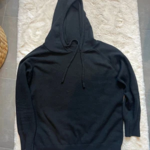 Svart merinoull hoodie - Super snugg merinoull hoodie. Inga defekter nästan nyskick. 