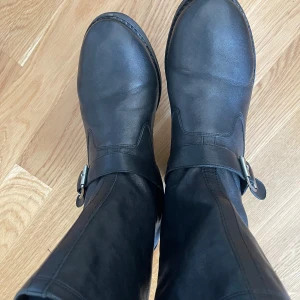 Stövletter - Svarta stövletter märket DKNY. Läder skor i utmärkt skick!