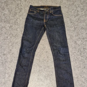 Mörkblå jeans från Nudie Jeans - Snygga mörkblå jeans från Nudie Jeans. Aldrig använda. Storleken 30/32