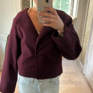 Kort kappa   - Vinröd hostig kappa från Gina. Helt oanvänd, så inga defekter eller likande. Strl xs. Köp via köp nu🥰