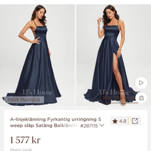 Marinblå långklänning i satin - Säljer en marinblå långklänning från JJ's House i glansig satin. Klänningen har fyrkantig urringning, smala axelband som korsas i ryggen och knyts, samt en hög slits framtill. Perfekt för bal eller festliga tillfällen.