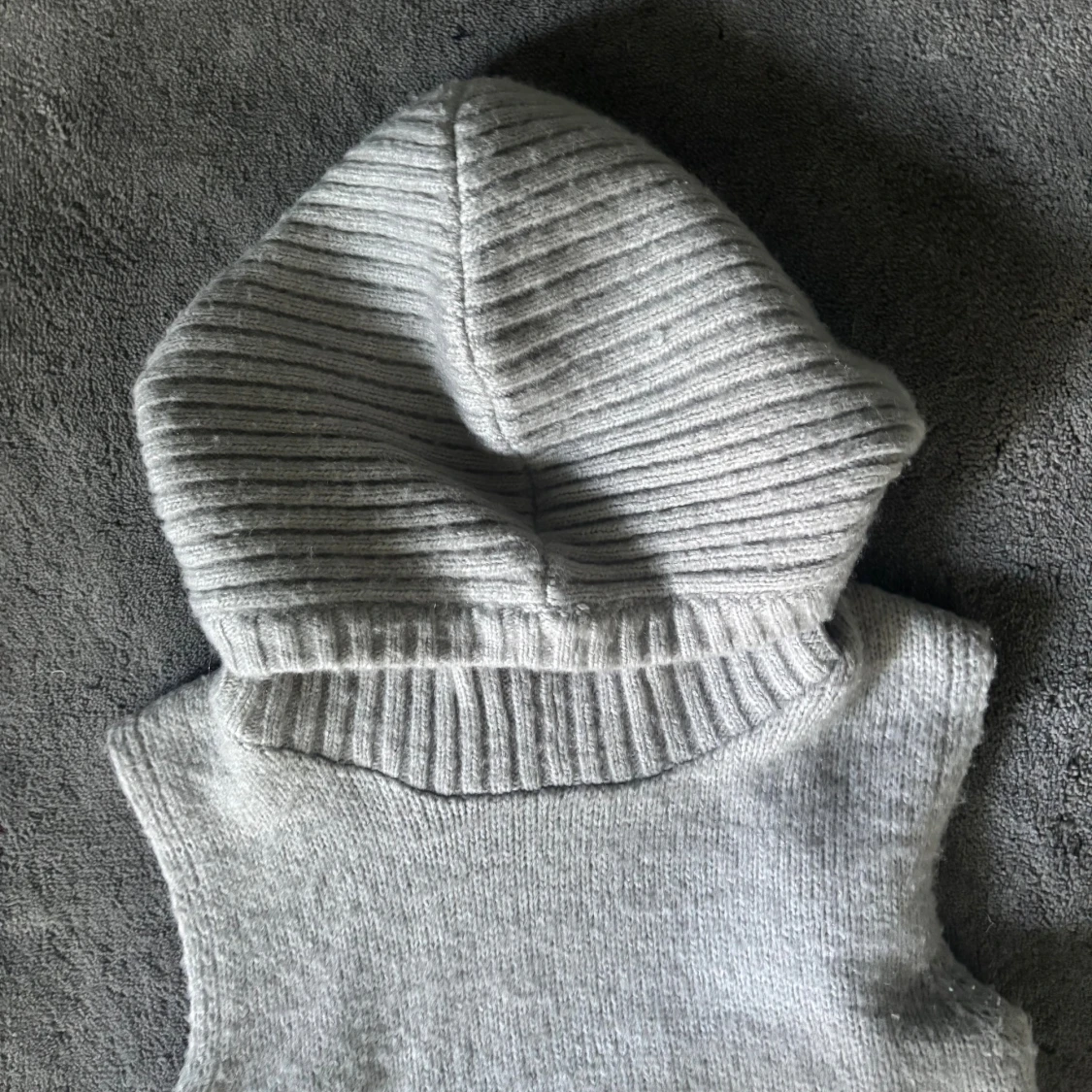 Ljusgrå stickad sleevless hoodie - 3