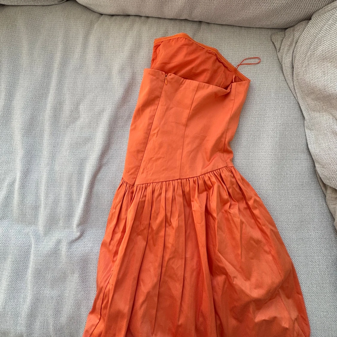 Axelbandslös orange kortklänning - 1