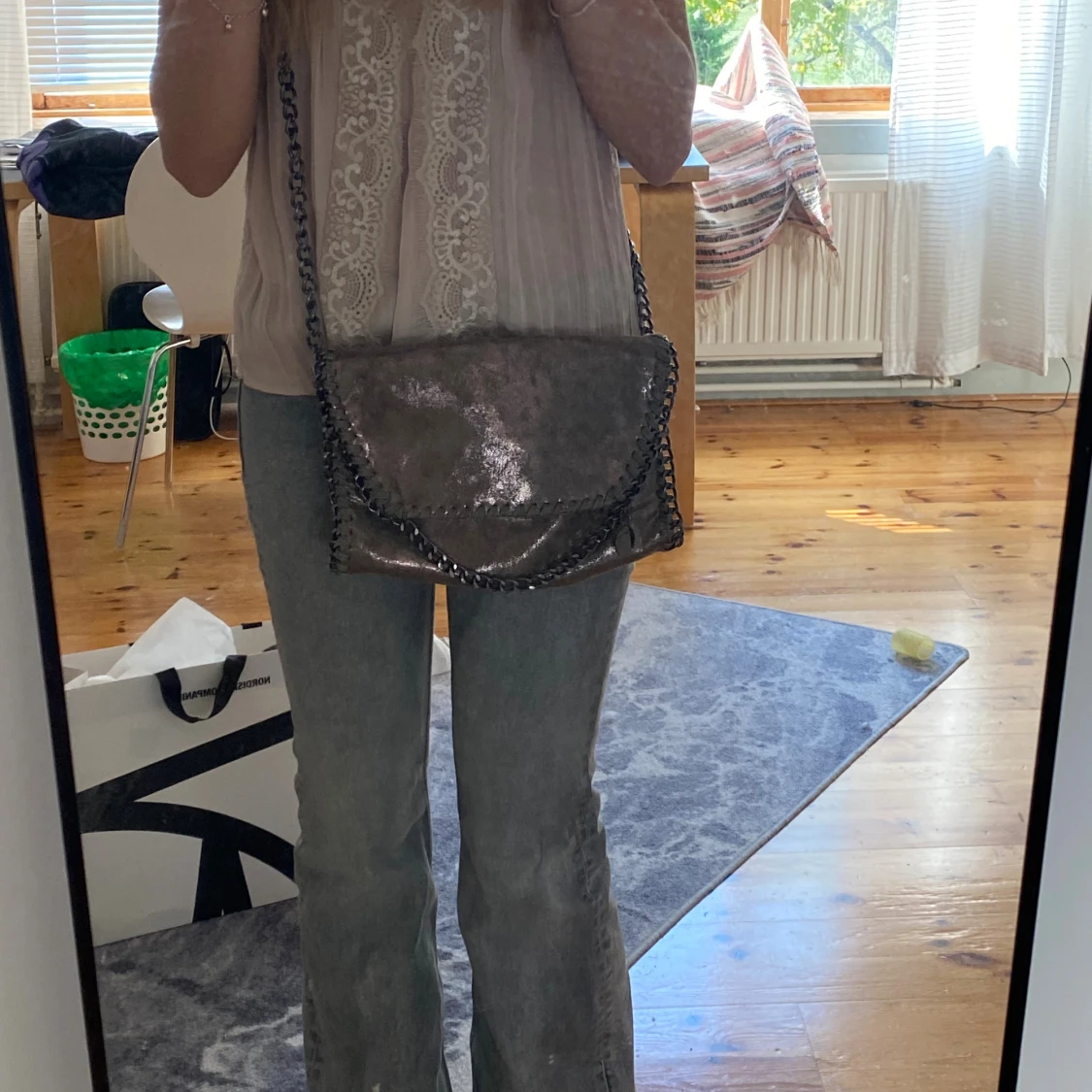 Glittrig silver axelväska med kedja - 2