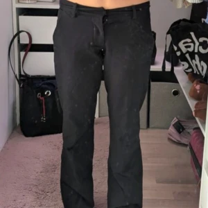 Svarta kostymbyxor - Säljer ett par svarta kostymbyxor med klassisk rak passform och låg midja. Byxorna är från Bik bok i modellen "Vera"!🥰