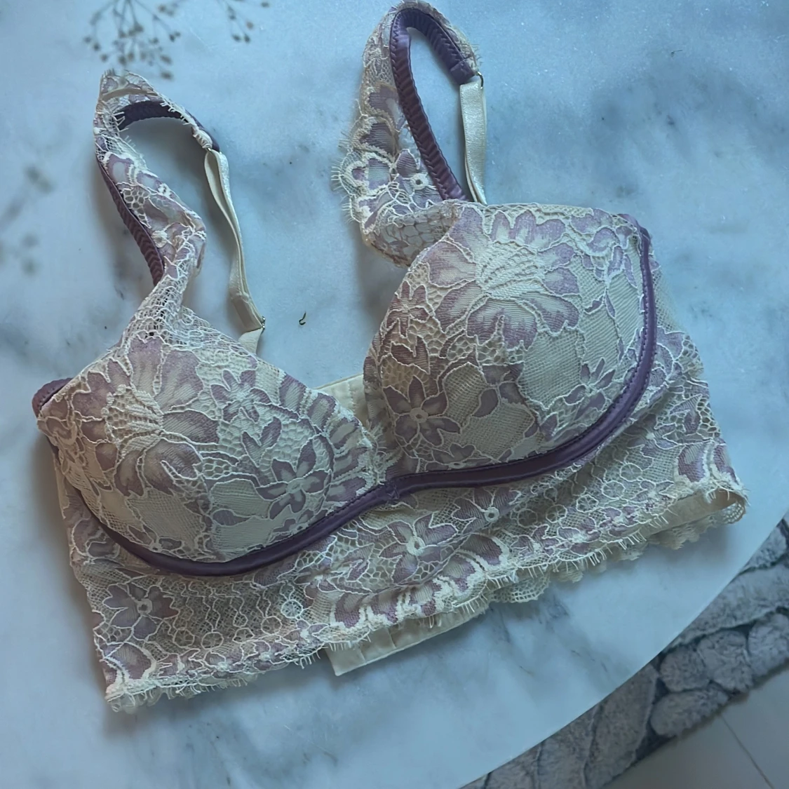 Ljuslila spetsig korsett-bh 