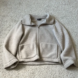 Beige teddyjacka - Mysig beige teddyjacka från 157 i storlek M.💕Perfekt för kyliga dagar och ger en chill vibe. Materialet är fluffigt och mjukt, vilket gör den extra skön att bära. Brukar ha storlek S men valde M då den satt bättre på💗💗