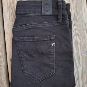 Replay hyperflex jeans  - Skit snygga svarta replay jeans I storlek W27 L30