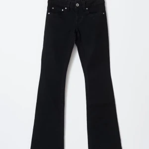 svarta bootcut jeans  - säljer dessa svarta bootcut jeans i modell Y2k petiet bootcut jeans då dem inte kommer till användning 