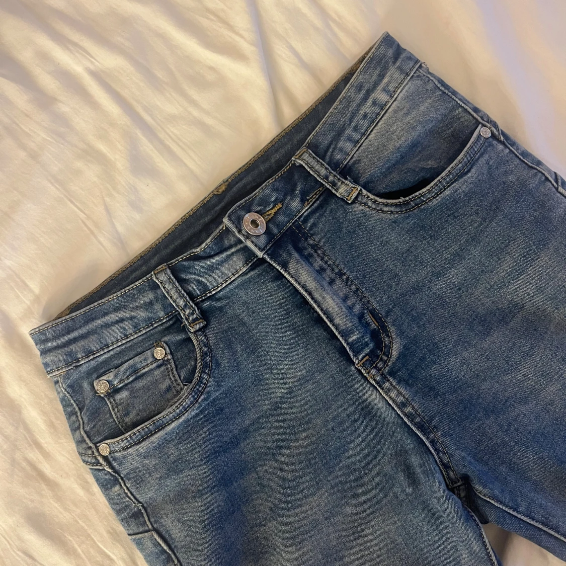 Blå bootcut jeans med låg midja