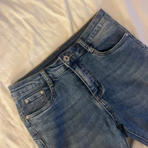 Blå bootcut jeans med låg midja - Snygga blå jeans med bootcut-modell och låg midja. Unika jeans köpta i Spanien🙌🏼🙌🏼 Materialet är stretchigt denim som sitter skönt och formar sig efter kroppen.