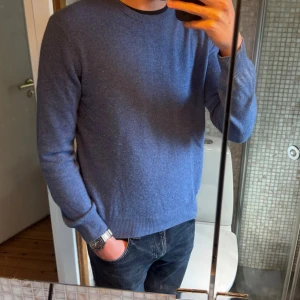 Blå kashmirtröja  - Säljer en supermjuk blå tröja i 100% kashmir från Max tonso. Klassisk rund halsringning och ribbade muddar vid ärmslut och nederkant. Perfekt för dig som vill ha en stilren och lyxig look. Nypris 2299kr.