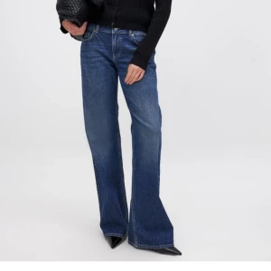 Blå wide jeans nakd  - Säljer ett par blå jeans med breda ben och bootcut-silhuett. Jeansen har klassisk femficksdesign, lowwaist. Aldrig andvända, glömde skicka tillbaka 