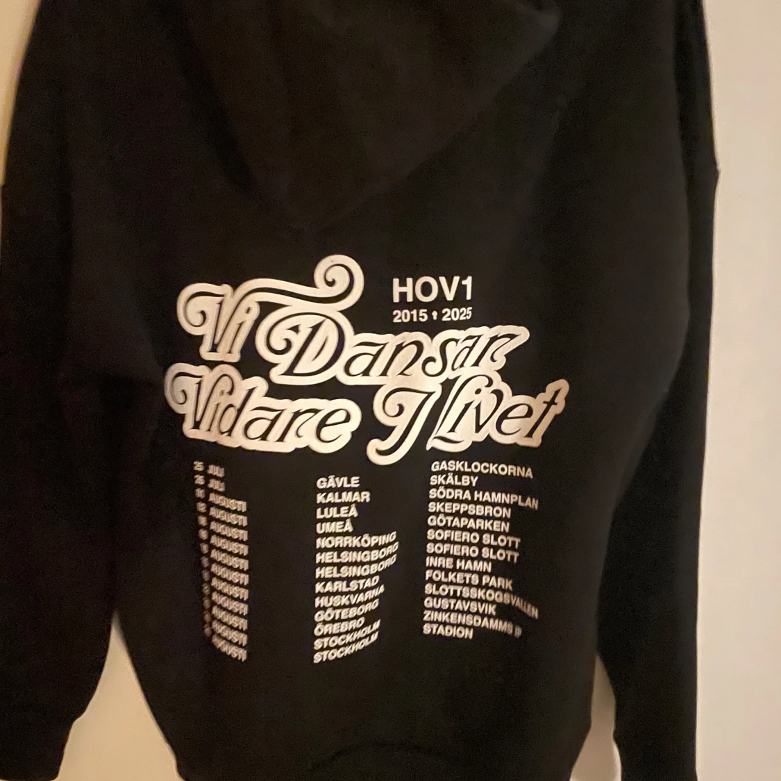 Svart Hov1 hoodie med turnétryck - 1