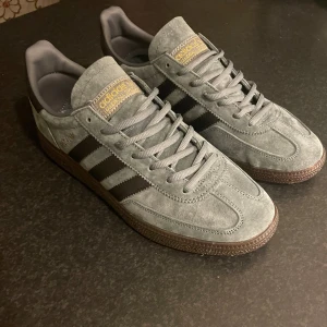 Adidas Hanball Spezial - Skorna är aldrig använda utomhus och är i nyskick. Skriv gärna vid funderingar eller erbjudanden!