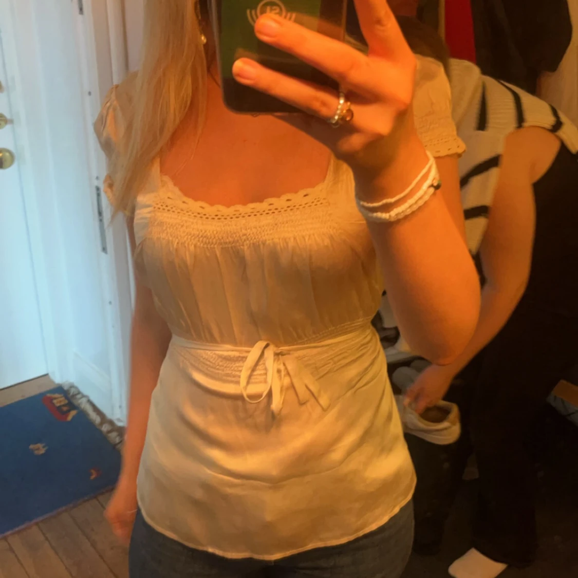 Söt guldig blus med spets och knyt - 1