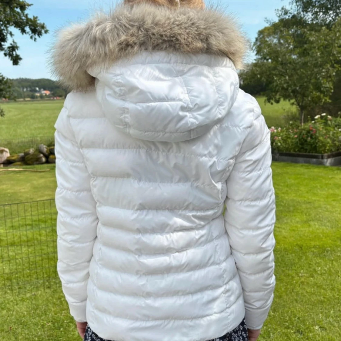 Vit pufferjacka från Tommy Jeans - 2