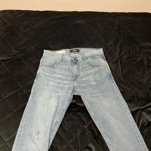 Replay ljusblå jeans MICKYM 31 - Säljer ett par ljusblå Replay jeans, modell MICKYM med slim tapered fit. Klassisk femficksdesign, snygga slitningar och broderade bakfickor. Jeansen är i mjukt denimtyg och har en schysst tvättad look. Perfekta för dig som gillar stilrena och bekväma jeans. Nypris 1500 kr