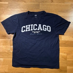 Mörkblå CHICAGO T-shirt  - Mörkblå t-shirt med CHICAGO print                                   I storlek S                                                                       ✅skriv för frågor , mått eller mer bilder ✅