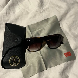Ray ban boyfriend - Snygga Ray-Ban boyfriend glajor köptes i någon galleria  för 1600 fodral och handuk medföljs har tyvärr ej kvitto då jag trodde de inte skulle säljas bara andvända ett fåtal grejer.