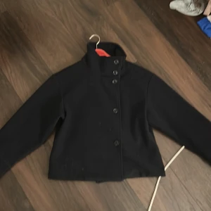 Marin blå kappa - Säljer denna jätte snygga o mysiga kappan perfekt för hösten💕 är i bra skick det är bara hårstrån som är på kappan men det går jätte bra att tvätta den som de står på lappen eller använda en roller för att få bort dom, kom priv för frågor eller mer bilder