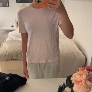 Rosa basic t-shirt - Helt vanlig basic t- shirt från Zara. Jag kan stryka den om man ber om de innan den skickas 💕💕