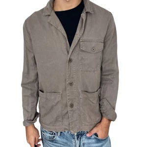 Overshirt från a days march  - Snygg overshirt från a days march, storlek S, bra skick  och inga defekter förutom att de fattas den översta knappen påsydd men de finns extra knappar man kan sy på.