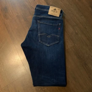 Mörkblå jeans från Replay - Säljer dessa otroligt snygga och sköna jeans från märket replay då jag har växt ur dom,de är i bra skick. Finns en liten defekt som inte märks när man har på sig dom  (se bild 5) Skriv privat vid minsta funderingar kan även tänka gå ner i pris vid  snabb affär🙌🏻