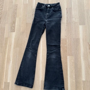 Svarta flare jeans, BikBok  - Säljer dessa snygga jeans från BikBok då de ej kommer till andvänding längre. Jeansen passar mig som är 160cm. Jeansen har en defekt på baksidan(se sista bild) därav priset💕