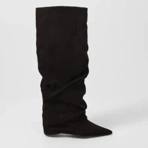 INTRESSEKOLL - Svarta folded boots med spetsig tå - Snygga svarta stövlar i mocka med spetsig tå och låg klack. Stövlarna har en slouchy passform och dragkedja på insidan för enkel påtagning. Beställde två storlekar och dessa var för små, så de är endast testade